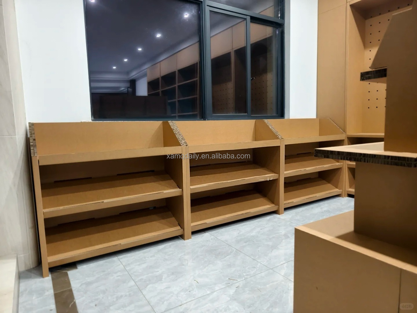 Stand Display Karton Bergelombang Lipat Portabel Ramah Lingkungan dan Kreatif untuk Supermarket, Pusat Perbelanjaan, dan Pameran (Dapat Disesuaikan)