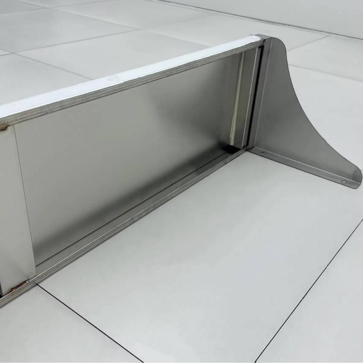 Rak Penyimpanan Industri Satu Tingkat Stainless Steel Premium yang Dipasang di Dinding Tanpa Roda, Finishing Polos, untuk Penggunaan Dapur Komersial