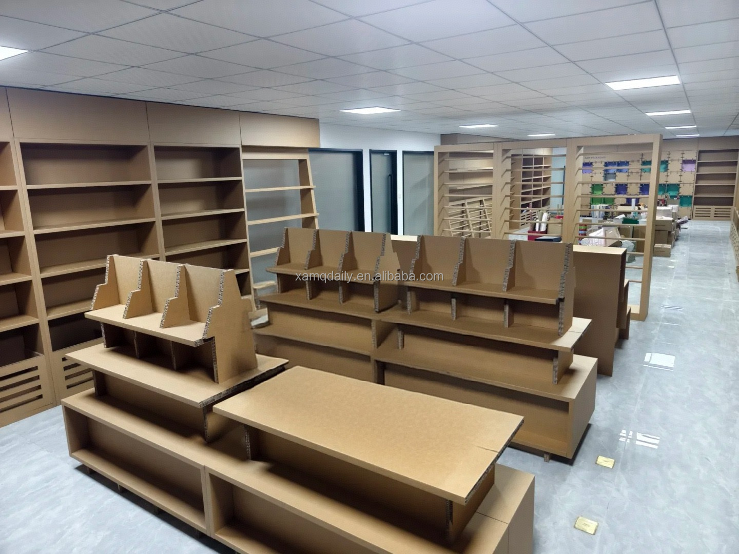 Stand Display Karton Bergelombang Lipat Portabel Ramah Lingkungan dan Kreatif untuk Supermarket, Pusat Perbelanjaan, dan Pameran (Dapat Disesuaikan)
