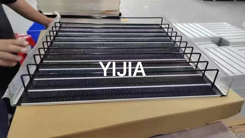 Rak Display Minuman Geser Baja untuk Toko dengan Rel Roller Fleksibel dan Sistem Pengumpanan Gravitasi.