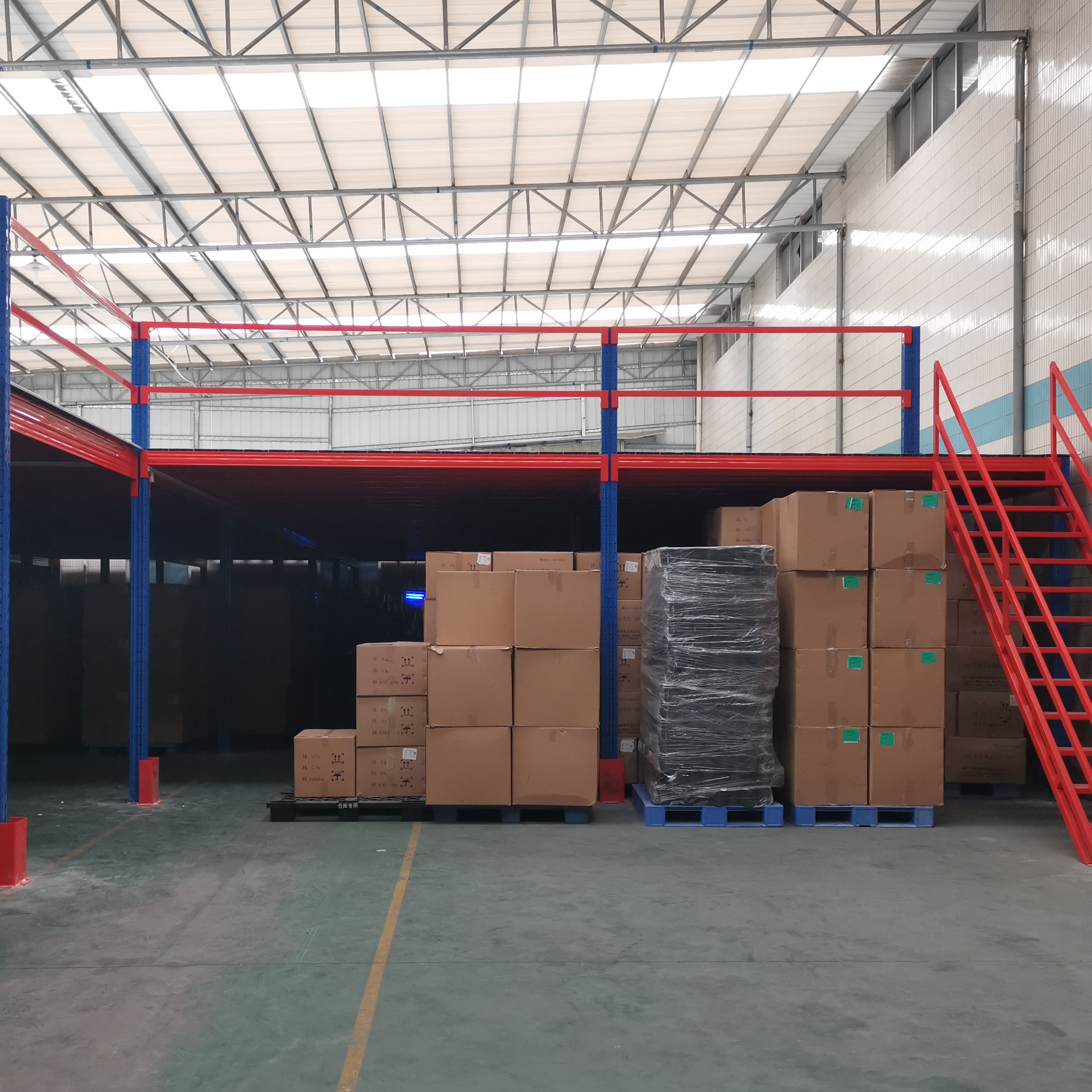 Rak Mezzanine dengan Luas Area Tertutup Memenuhi Kebutuhan Penyimpanan Barang Curah Sepenuhnya