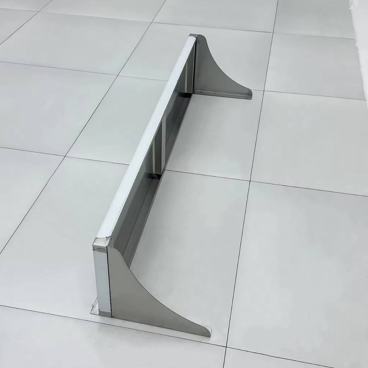 Rak Penyimpanan Industri Satu Tingkat Stainless Steel Premium yang Dipasang di Dinding Tanpa Roda, Finishing Polos, untuk Penggunaan Dapur Komersial