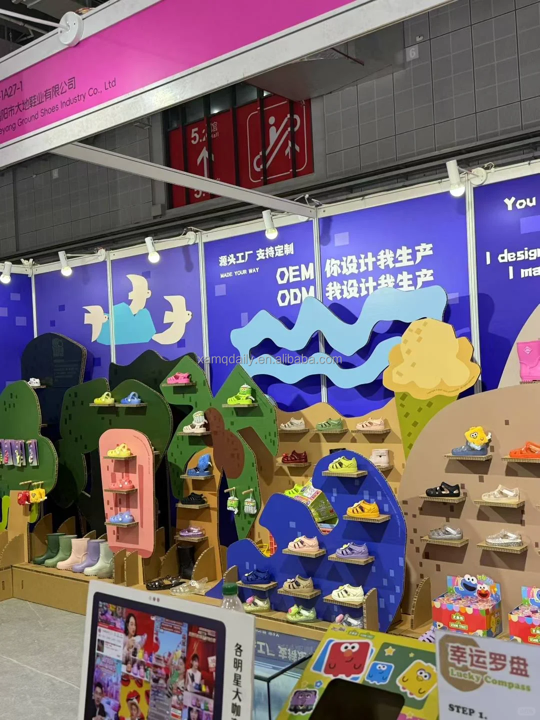 Eco-Friendly Foldable Portable Creative Corrugated Board Display Stand for Supermarkets Shopping Malls Exhibits Customized