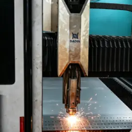 Pemotongan plat baja presisi laser CNC