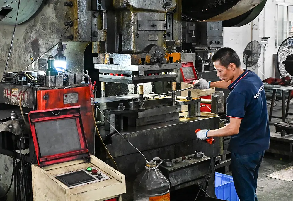 Proses Punching dan Pemotongan Presisi
