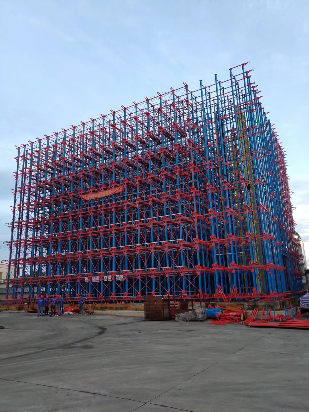 Pallet Shuttle Rack adalah sistem penyimpanan dan pengambilan jalur dalam yang membantu Anda mengoptimalkan kapasitas penyimpanan.