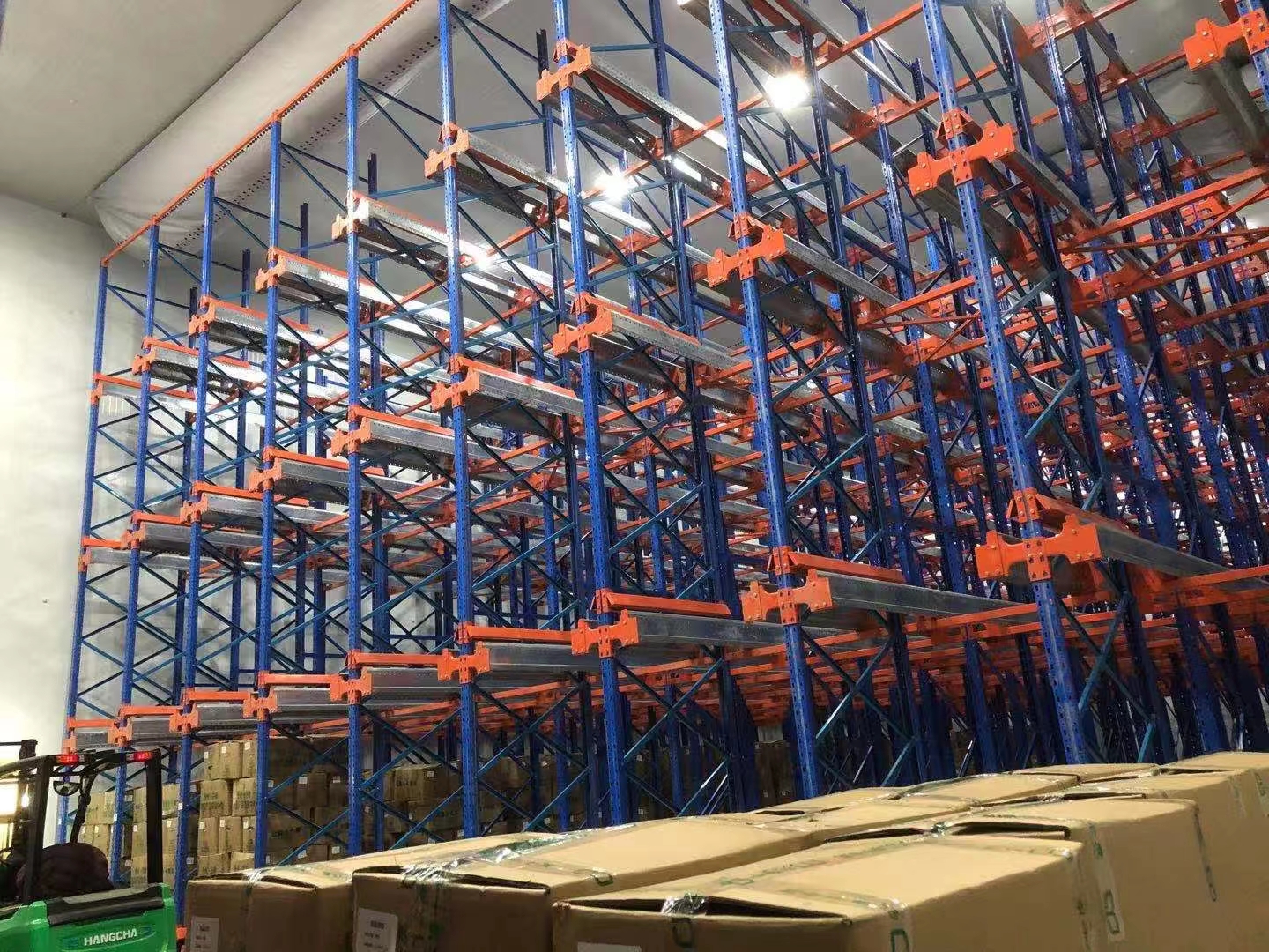 Pallet Shuttle Rack adalah sistem penyimpanan dan pengambilan jalur dalam yang membantu Anda mengoptimalkan kapasitas penyimpanan.