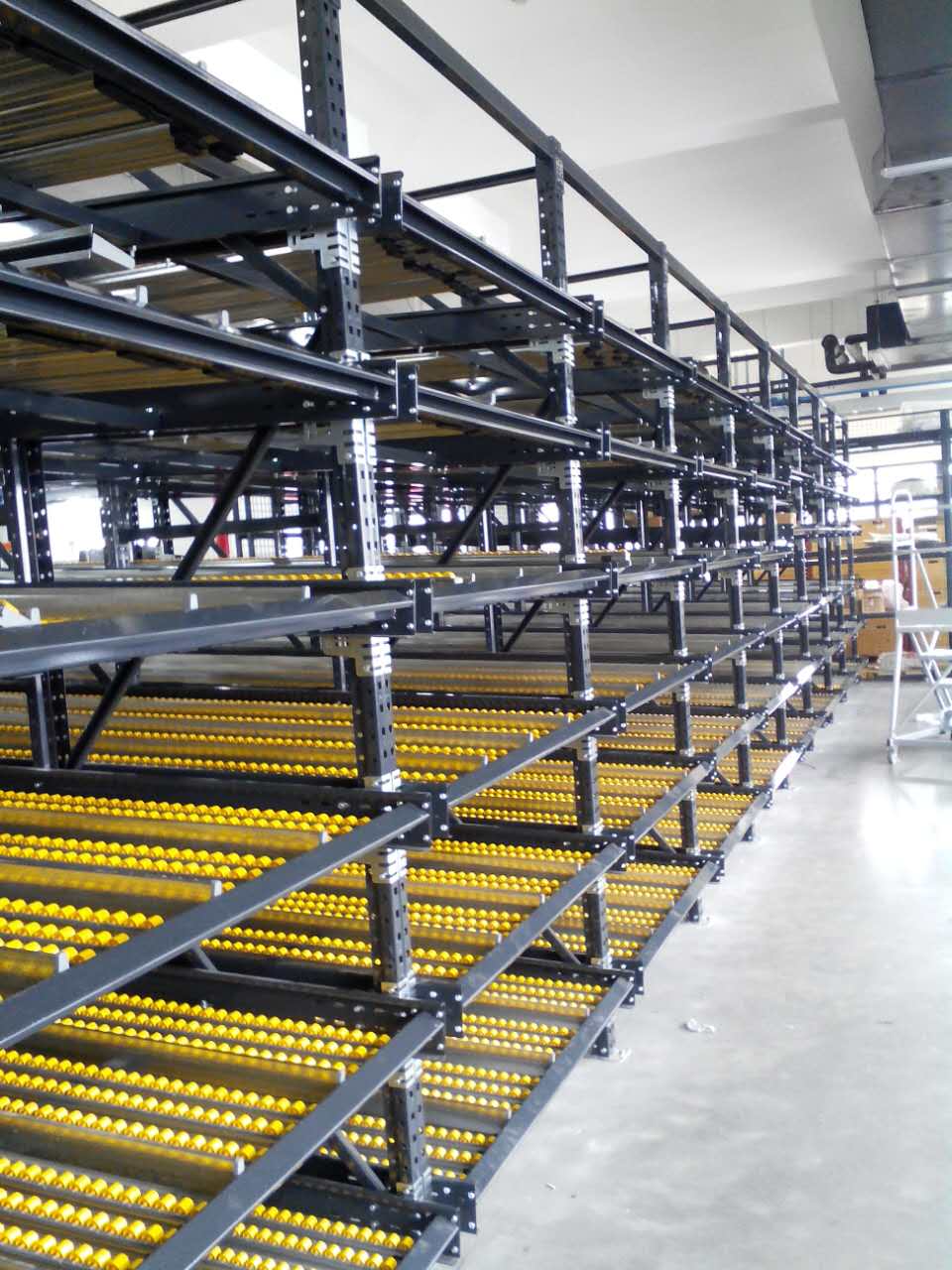 Maxrac Gravity Live Storage Carton Flow Pallet Racking Roller untuk Penyimpanan Pengambilan Cepat